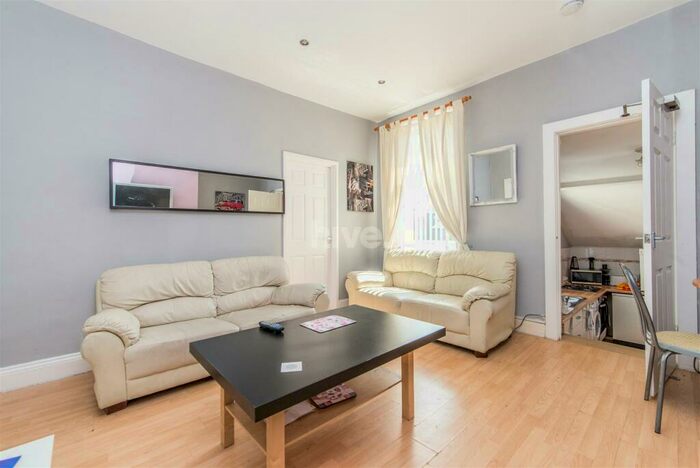 3 Bedroom Flat To Rent In Third Avenue, Heaton, Newcastle Upon Tyne, NE6