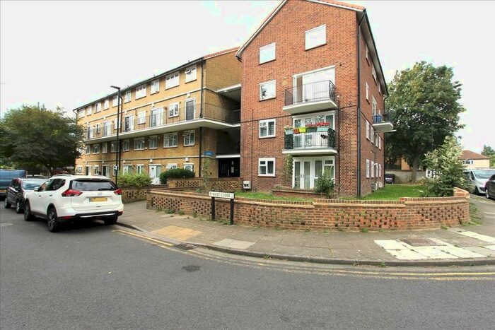 3 Bedroom Flat To Rent In West Close, London, N9