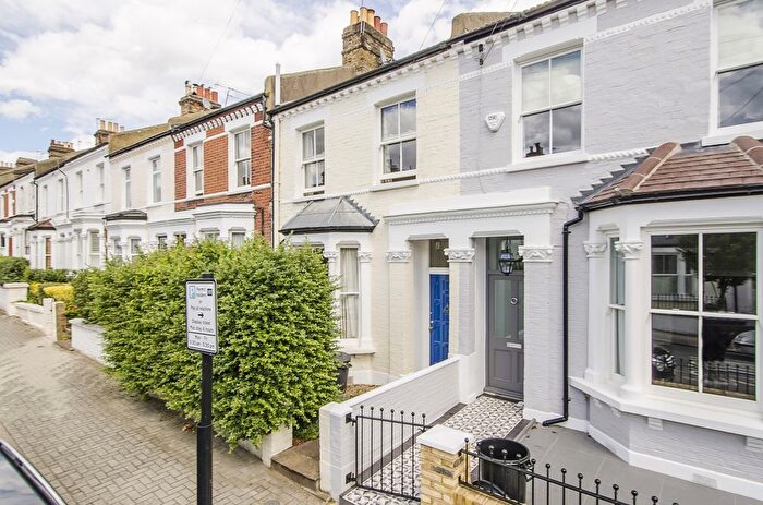 3 Bedroom Flat To Rent In Alderbrook Road, London, SW12