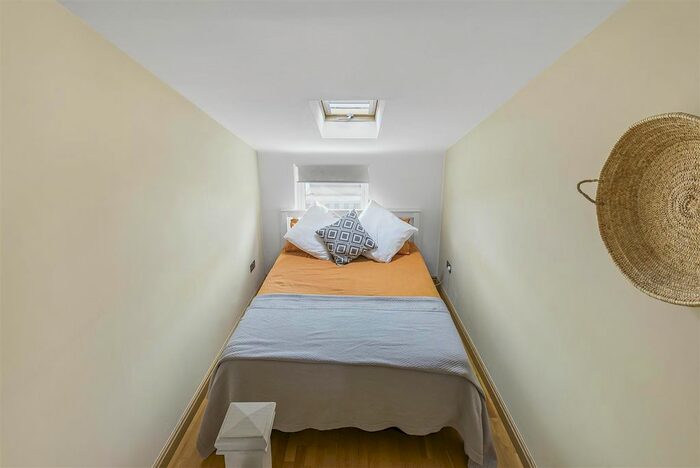 2 Bedroom Flat For Sale In Evelyn Road, Richmond, TW9