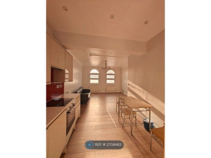 3 Bedroom Flat To Rent In Median Road, London, E5