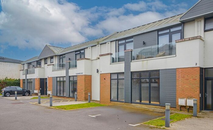 2 Bedroom Flat To Rent In Elsinore Way, Richmond, TW9