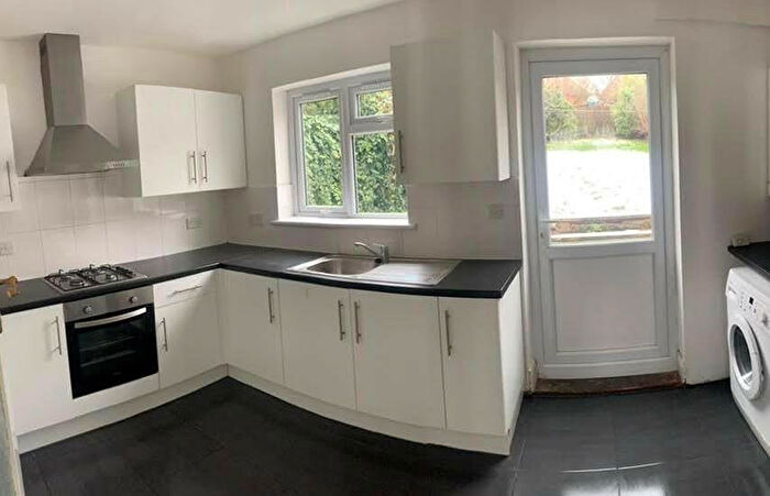 3 Bedroom Semi-Detached House To Rent In Ingleway, London, N12