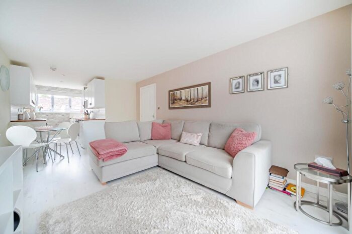 2 Bedroom Apartment For Sale In Hawley Drive, Leybourne, West Malling, ME19