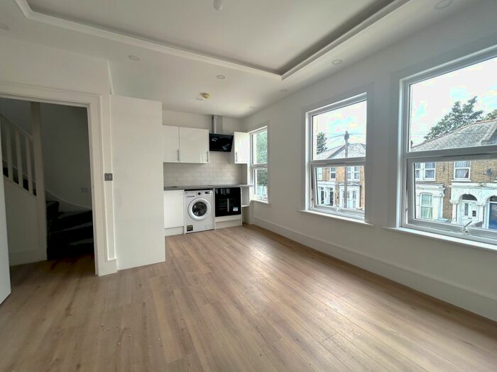 3 Bedroom Flat To Rent In Vicarage Road, Tottenham, London, N17