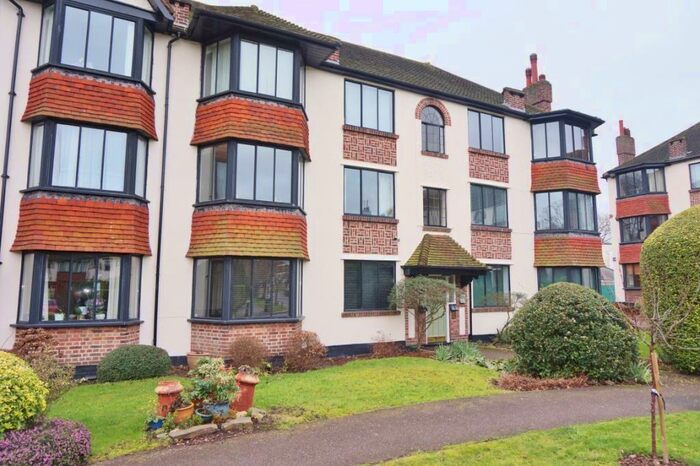 2 Bedroom Flat To Rent In Snaresbrook, E11