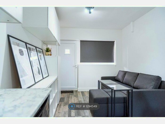 Studio To Rent In Saffron Close, Maidstone ME16