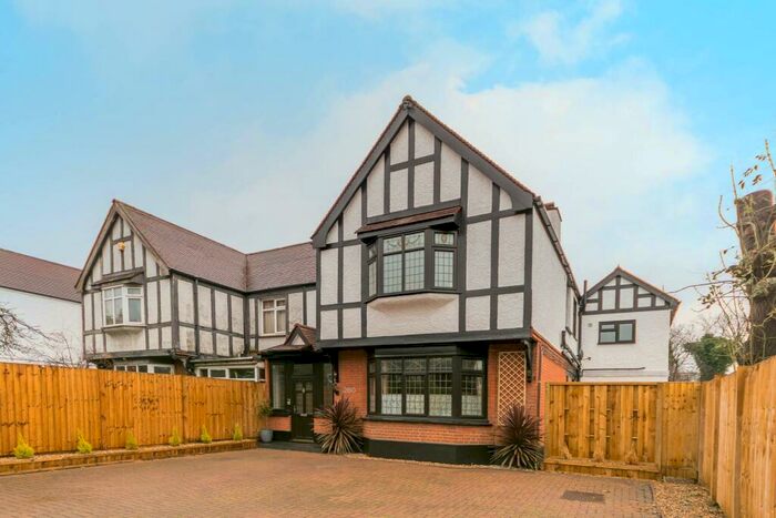 2 Bedroom Flat To Rent In Green Lanes, Manor House, London, N4