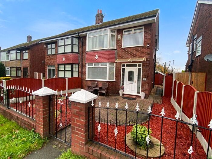 3 Bedroom Semi-Detached House For Sale In Broadway, Chadderton, Oldham, OL9