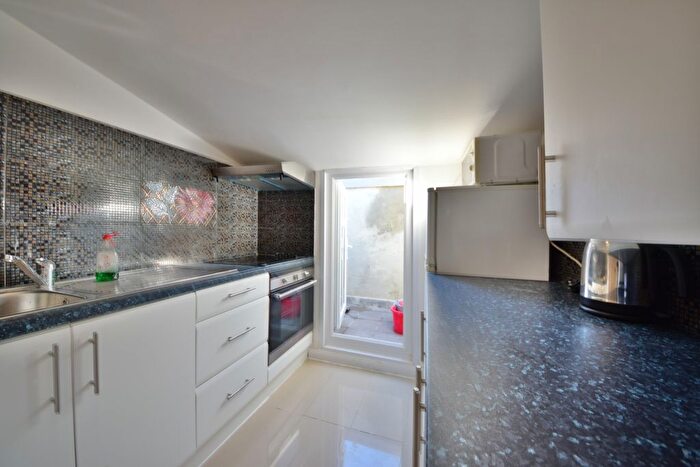 1 Bedroom Flat To Rent In Axminster Road, Holoway, London, N7