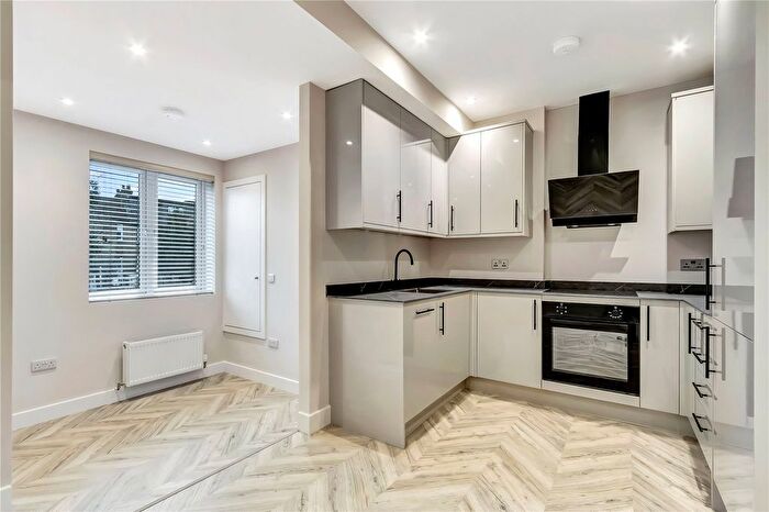 3 Bedroom Flat To Rent In Warwick Road, London, N11