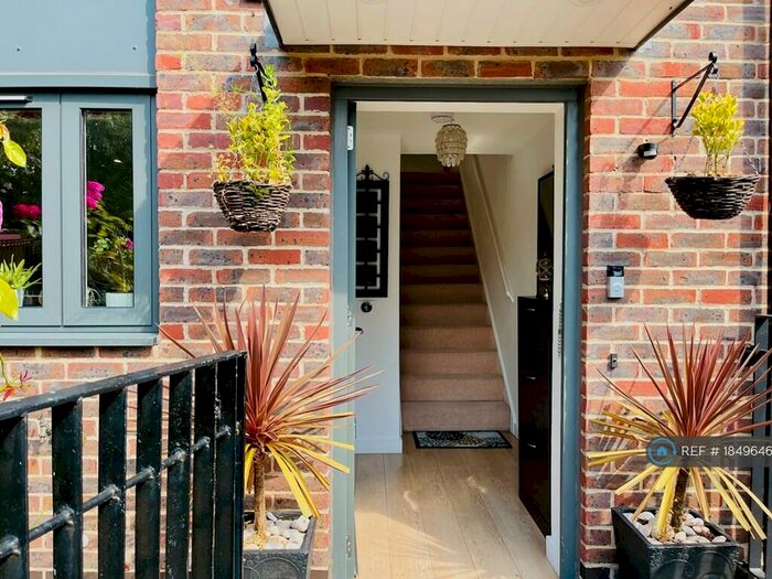 3 Bedroom Terraced House To Rent In Pear Tree Lane, Rainham, RM13