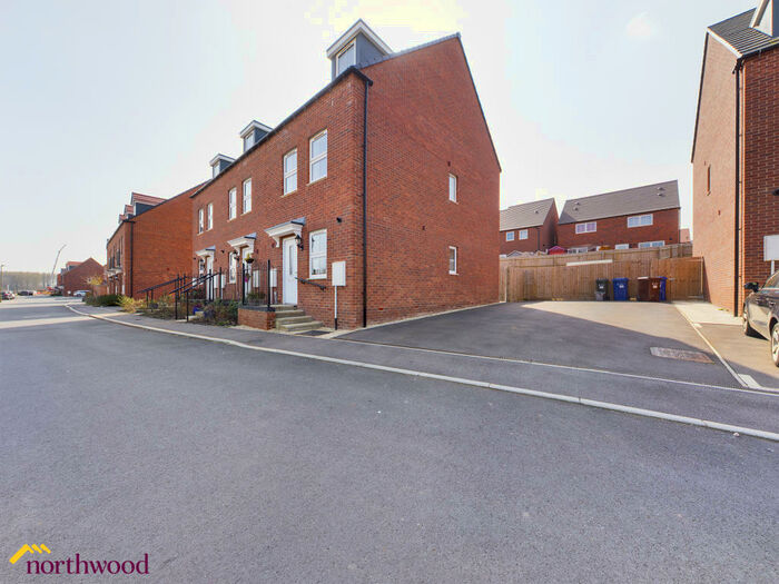 3 Bedroom Town House To Rent In Bywater Drive, Banbury, OX16