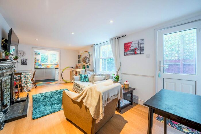 2 Bedroom Flat To Rent In Strathleven Road, Clapham Park, London, SW2