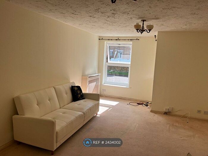 1 Bedroom Flat To Rent In Millers Green Close, Enfield, EN2