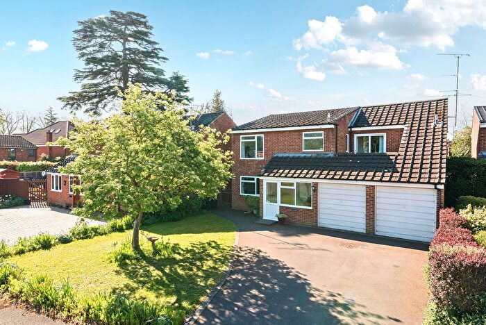 4 Bedroom Detached House For Sale In Highfield Close, West Byfleet, KT14