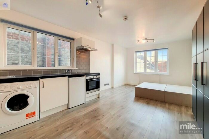 Studio To Rent In Golders Green, London, NW11