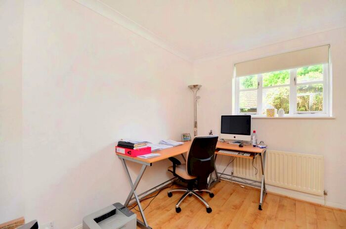 2 Bedroom Flat To Rent In Albury Road, Guildford, GU1
