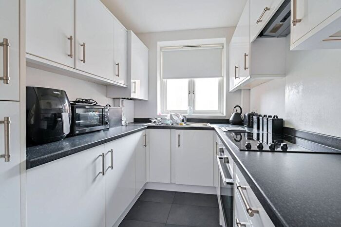 2 Bedroom Flat To Rent In Neckinger Estate, Rotherhithe, London, SE16