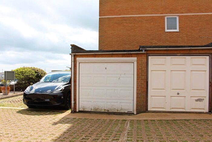 2 Bedroom Flat For Sale In Fairlawns, Kingsway, Hove, East Sussex, BN3