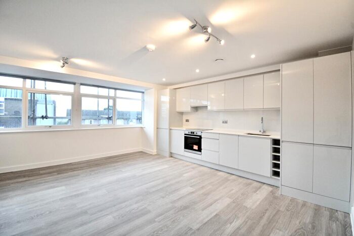 2 Bedroom Flat To Rent In High Street, Rayleigh, Essex, SS6