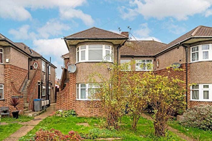 3 Bedroom Flat To Rent In Ruislip Close, Greenford, UB6