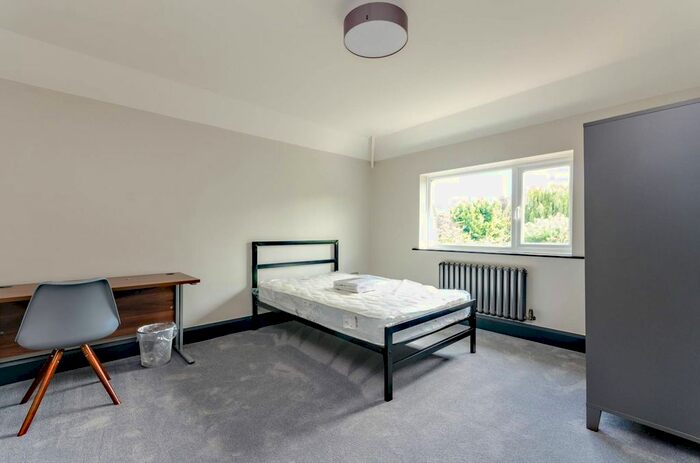 3 Bedroom Detached House To Rent In Old Palace Road, Guildford GU2