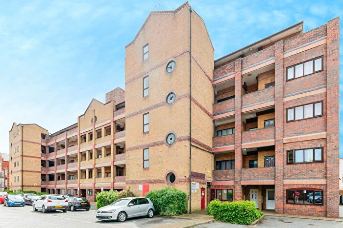1 Bedroom Flat For Sale In Baronson Gardens, Northampton, NN1