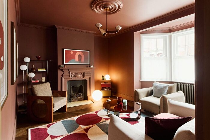 2 Bedroom Maisonette For Sale In Dumbarton Road, London, SW2