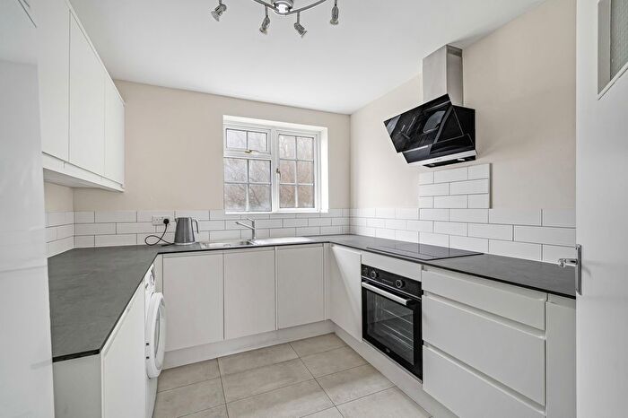 3 Bedroom Flat For Sale In Swallow Close, Staines-Upon-Thames, Surrey, TW18