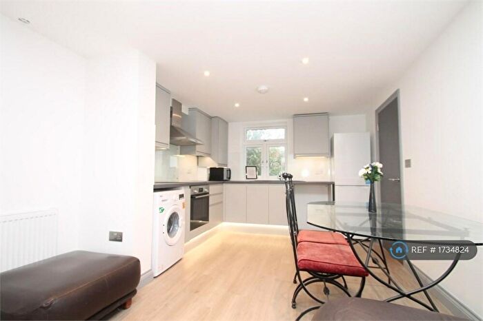 3 Bedroom Flat To Rent In New Park Avenue, Palmers Green, N13