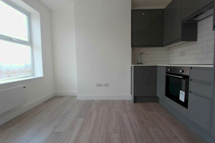 2 Bedroom Flat To Rent In North Parade Balcony Flat, Edgware, HA8
