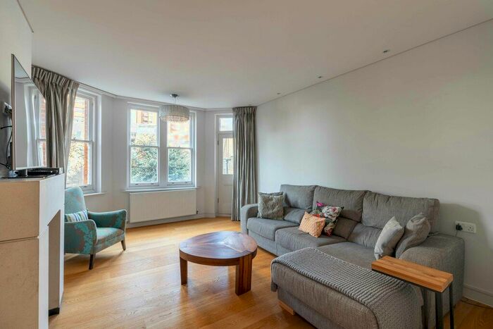 3 Bedroom Flat To Rent In Ashburnham Road, Chelsea, SW10