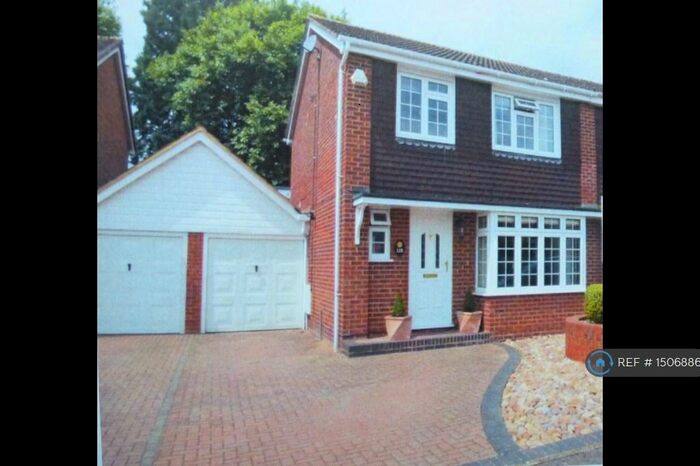 3 Bedroom Semi-Detached House To Rent In Beverley Gardens, Maidenhead, SL6