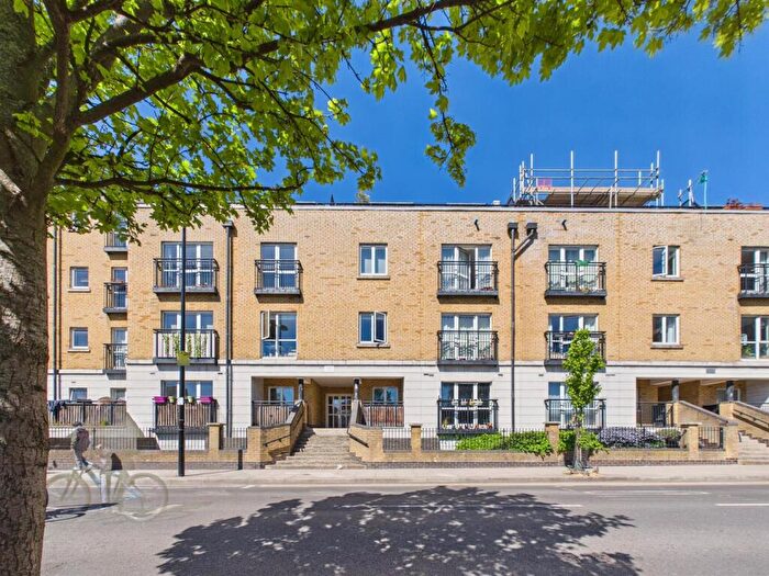 2 Bedroom Apartment To Rent In Gray Court, Candle Street, Stepney Green, E1