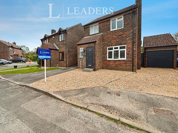 3 Bedroom Link Detached House For Sale In Stagshorn Road, Horndean, PO8