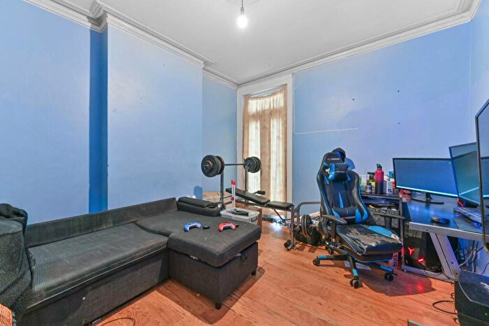 3 Bedroom Semi Detached House For Sale In Limes Road, Croydon, CR0