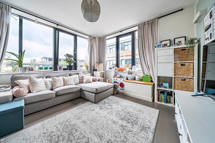 2 Bedroom Flat For Sale In Newbury, Berkshire, RG14