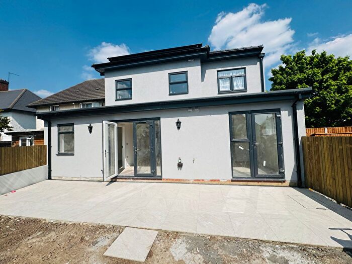 4 Bedroom Flat To Rent In Buckingham Gardens, Thornton Heath, CR7