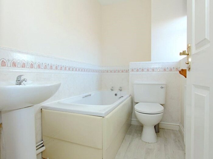 2 Bedroom Flat For Sale In Cardinal Mews, Vestry Close, Andover, Hampshire, SP10