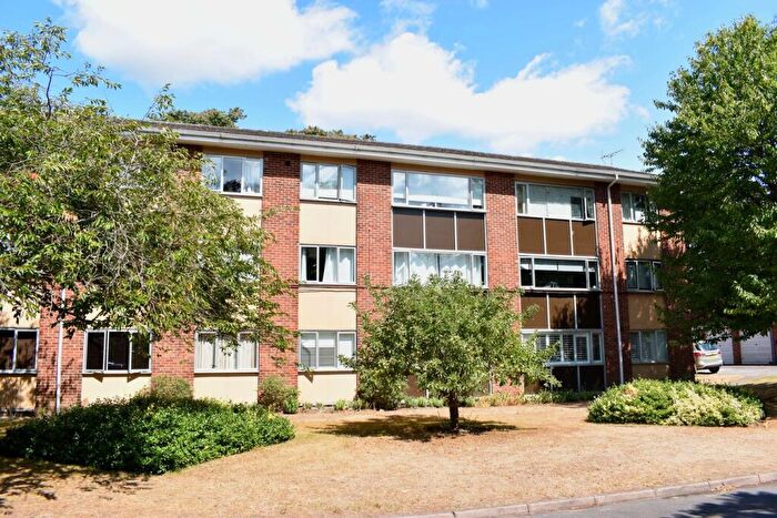 2 Bedroom Apartment To Rent In Brockley Combe, Weybridge, KT13