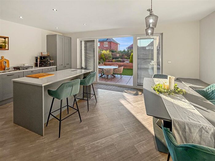 4 Bedroom Detached House For Sale In Kestrel Close, Kingsteignton, TQ12