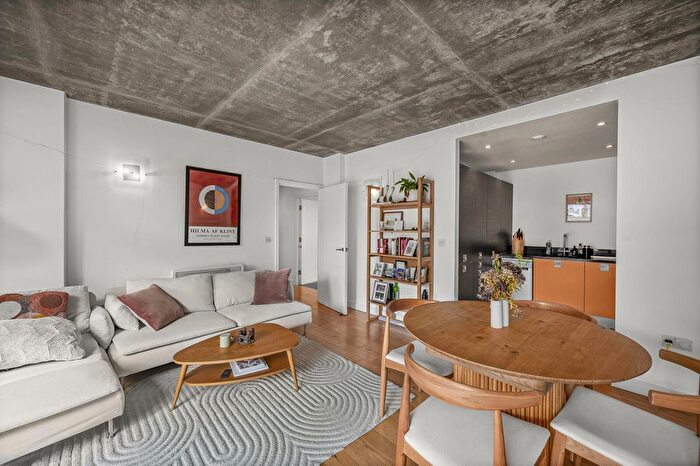 2 Bedroom Flat For Sale In Coleman Fields, Islington, London, N1
