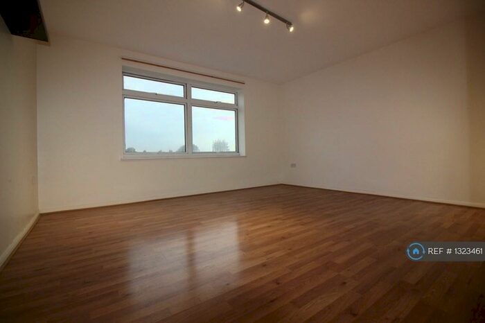 2 Bedroom Flat To Rent In Hampton Road, London, E4