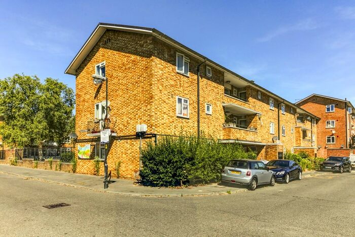 2 Bedroom Flat To Rent In Leigham Court Road, London, SW16