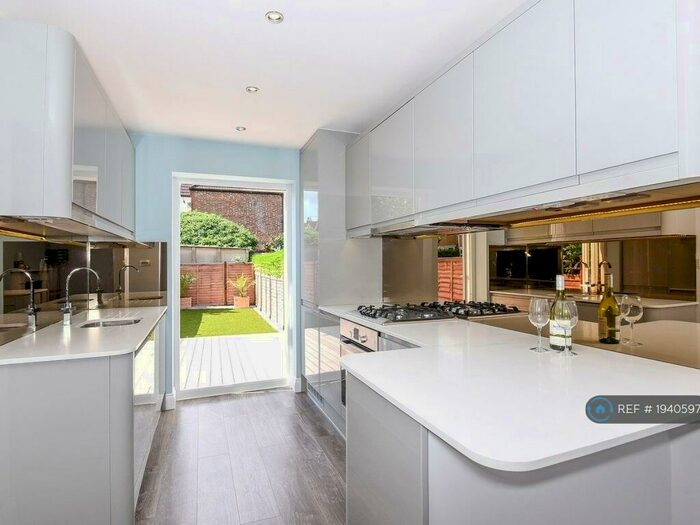 2 Bedroom Maisonette To Rent In Middlesex, Harrow, HA1