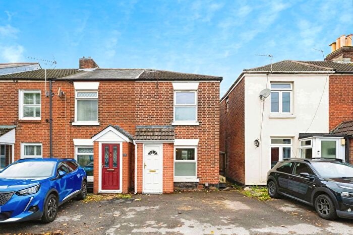 2 Bedroom End Of Terrace House For Sale In Whites Road, Southampton, Hampshire, SO19