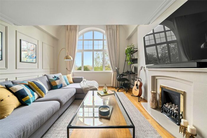2 Bedroom Flat For Sale In Queens Road, Weybridge, Surrey, KT13
