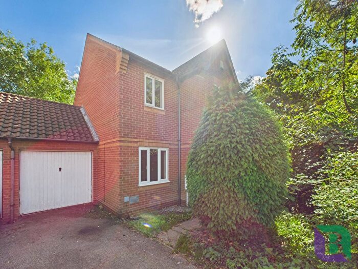 3 Bedroom Link Detached House For Sale In Orpington Grove, Shenley Brook End, MK5