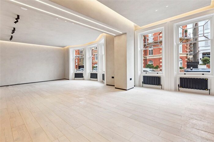 4 Bedroom Flat To Rent In Kensington, London, W8
